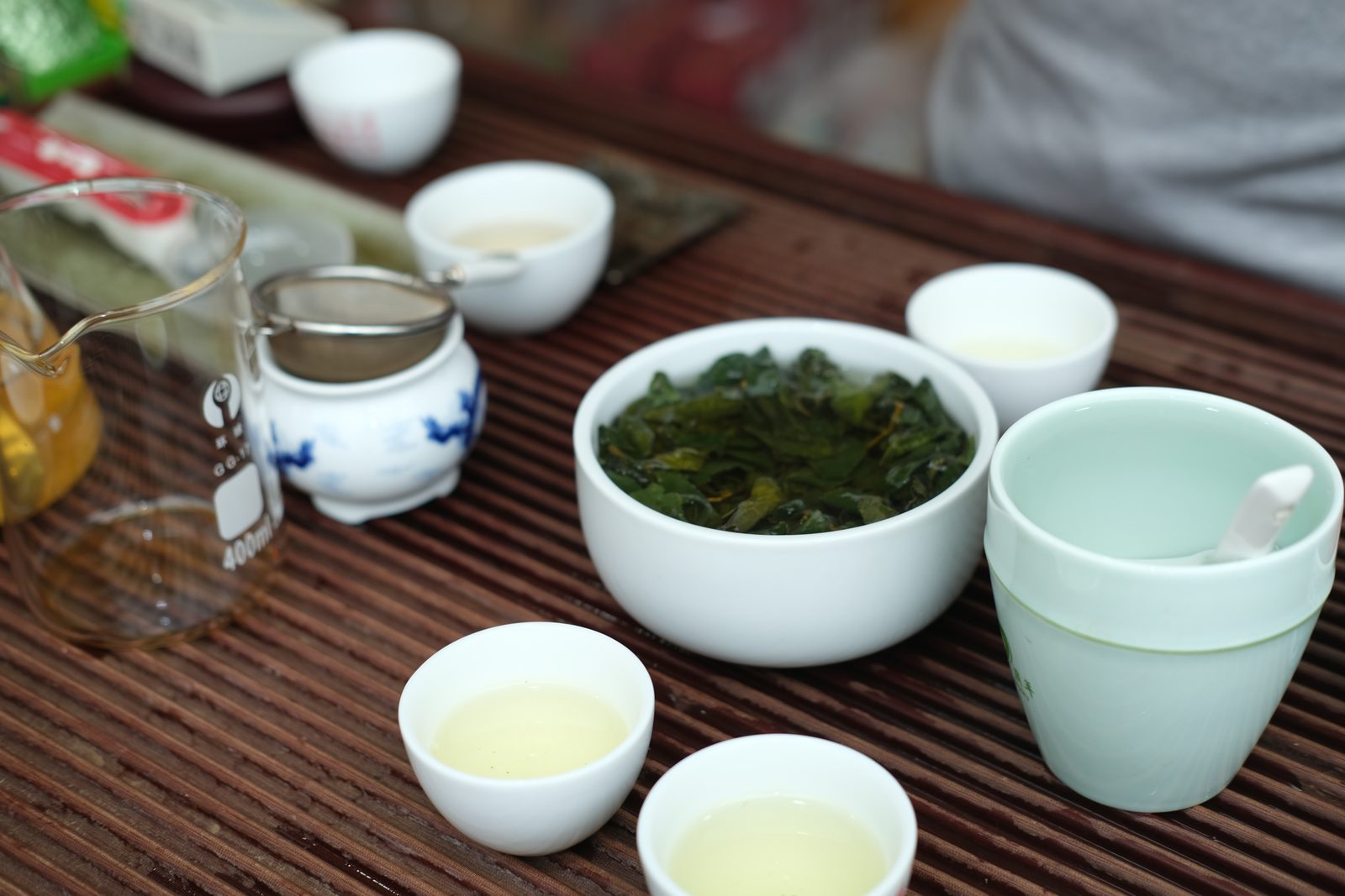 試泡桌上金黃透亮的茶湯與舒展的葉底